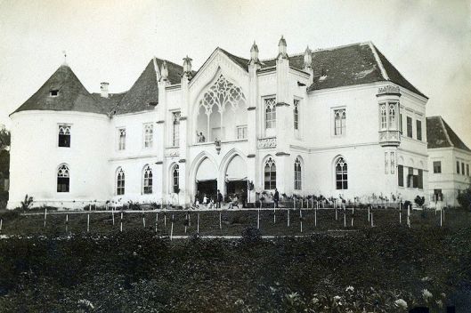800px-Bontida_Castle_in_1890-2